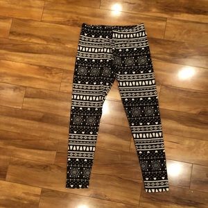 BLACK AND WHITE LEGGINGS